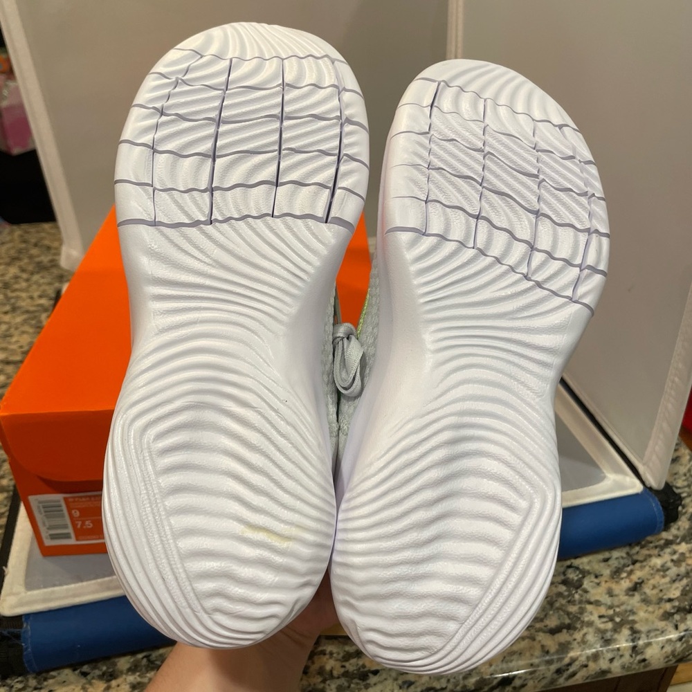 NIB Nike Sz 9 Women’s Flex Experience Run 11 Grey Neon Green Swoosh Sneakers $90 - Picture 10 of 10